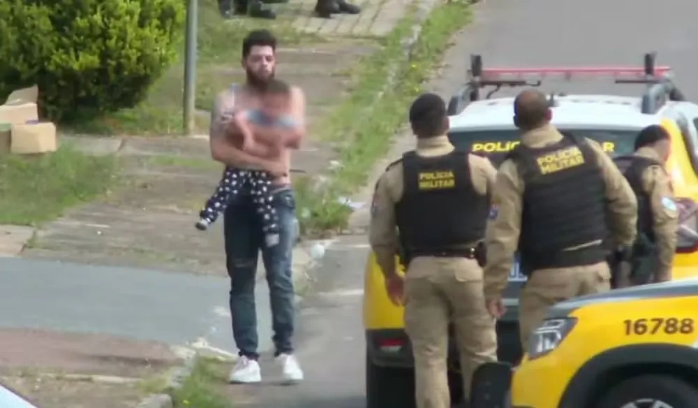 Pai agride esposa e filha antes de fazer filho de dois anos refém na Grande Curitiba