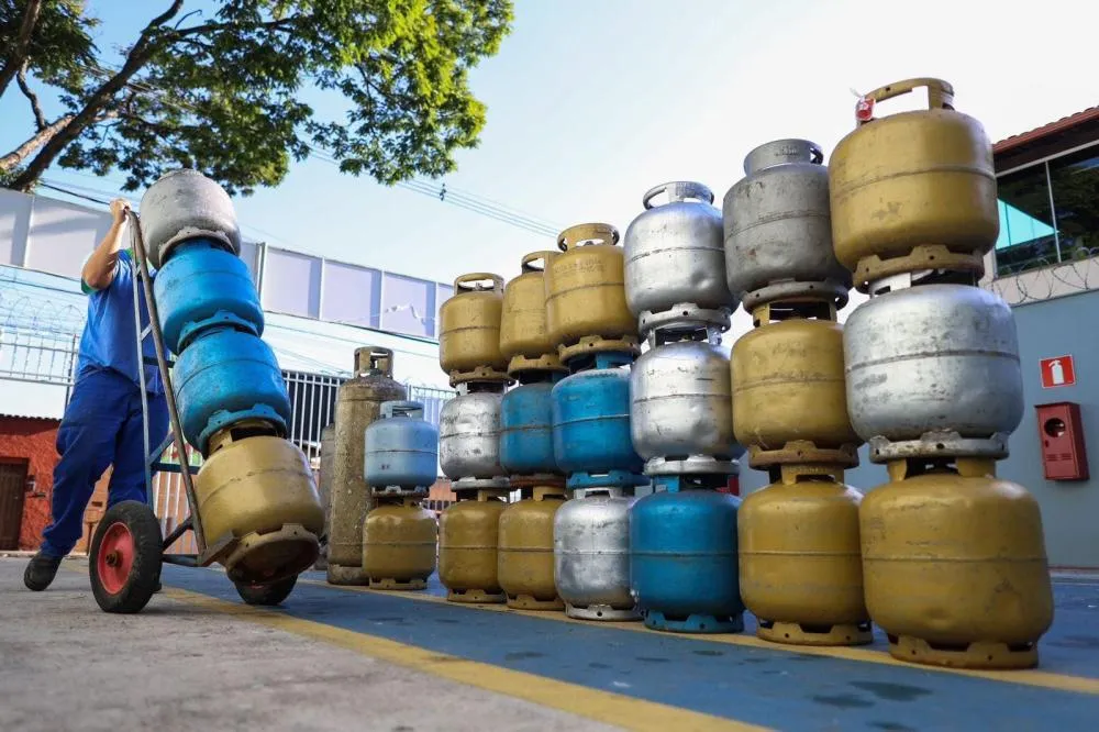 Preço do botijão de gás aumenta no Paraná e alta pode chegar a R$ 9