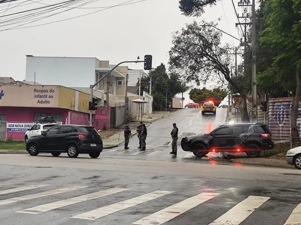 Homem invade creche, faz crianças reféns e é morto pela polícia em Curitiba